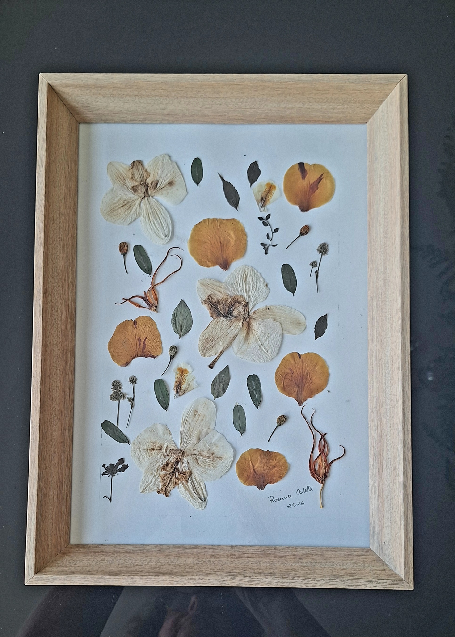 Quadro de flores e folhas secas