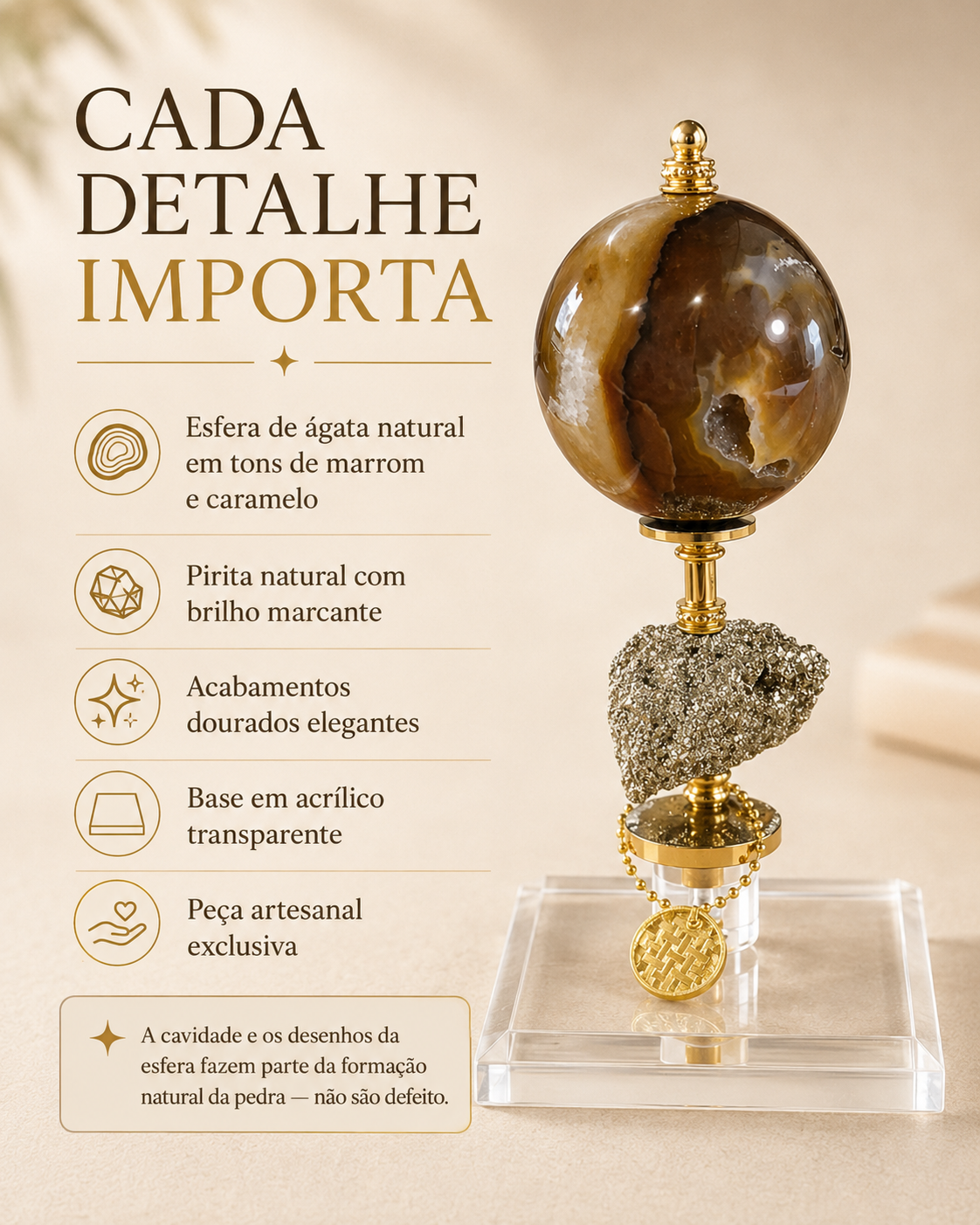 Escultura Decorativa com Esfera de Ágata Natural Marrom e Caramelo, Pedra Pirita, Base em Acrílico Transparente e Acabamentos Dourados – 18 cm