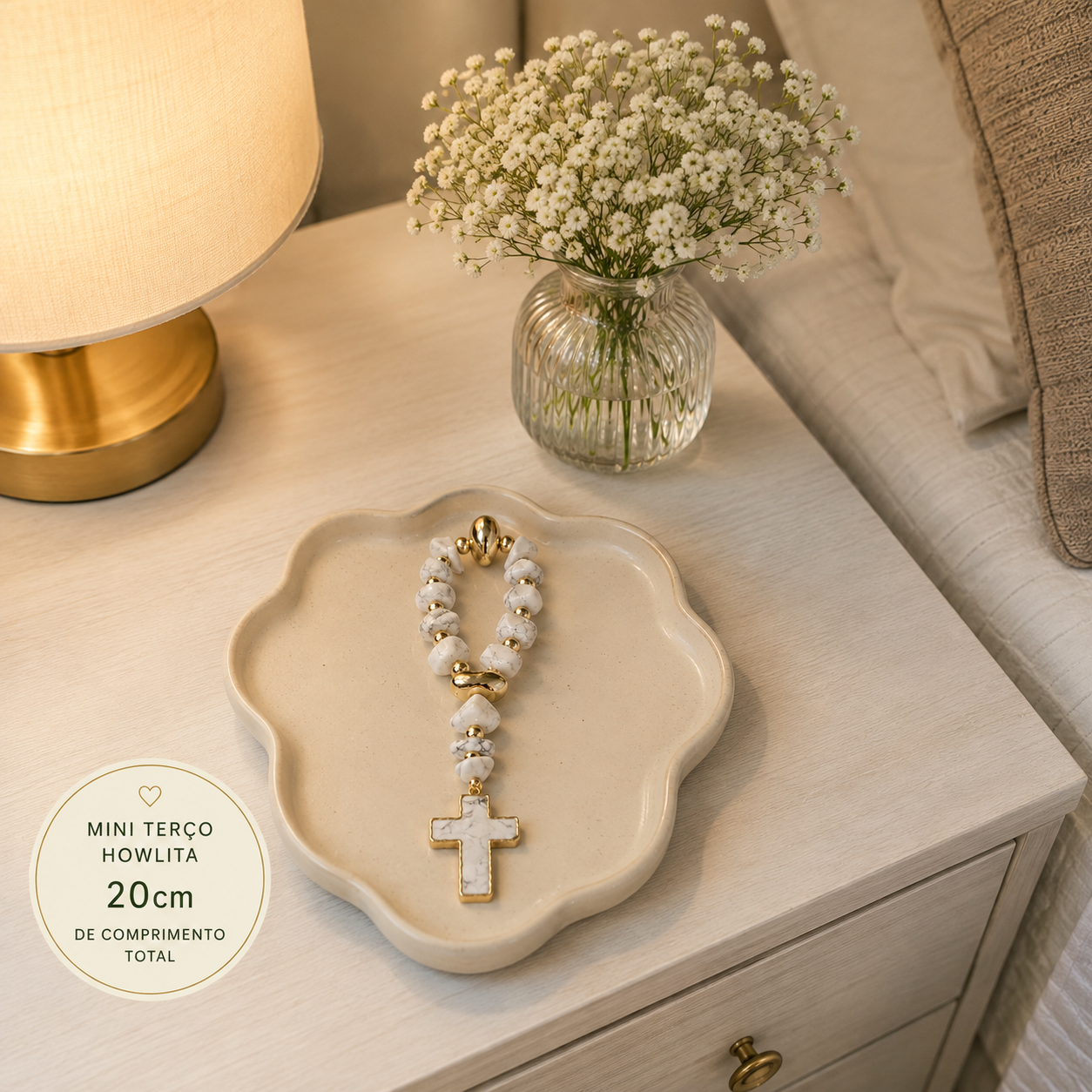 Mini Terço Decorativo em Howlita com Cruz de Pedra e Detalhes Dourados – 20 cm
