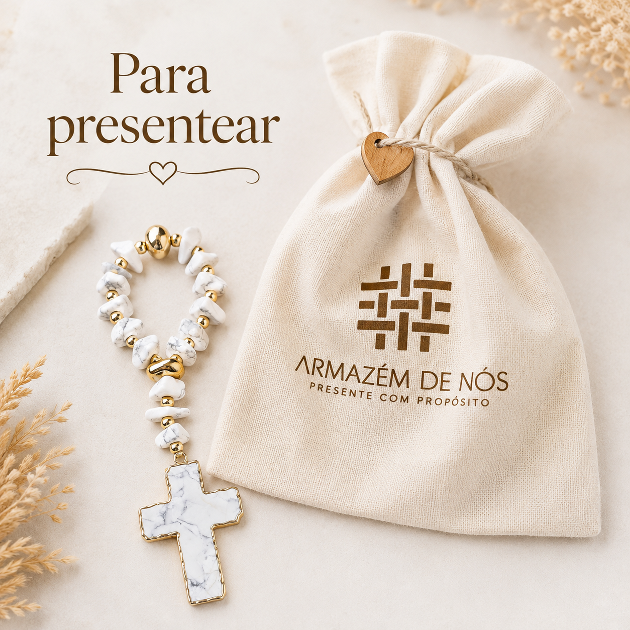 Mini Terço Decorativo em Howlita com Cruz de Pedra e Detalhes Dourados – 20 cm