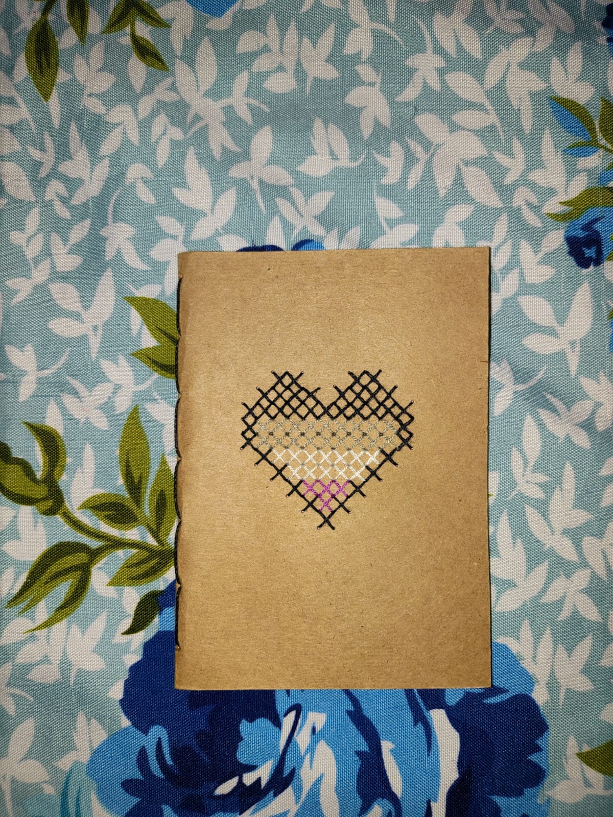 Caderno A6 bordado com 60 páginas