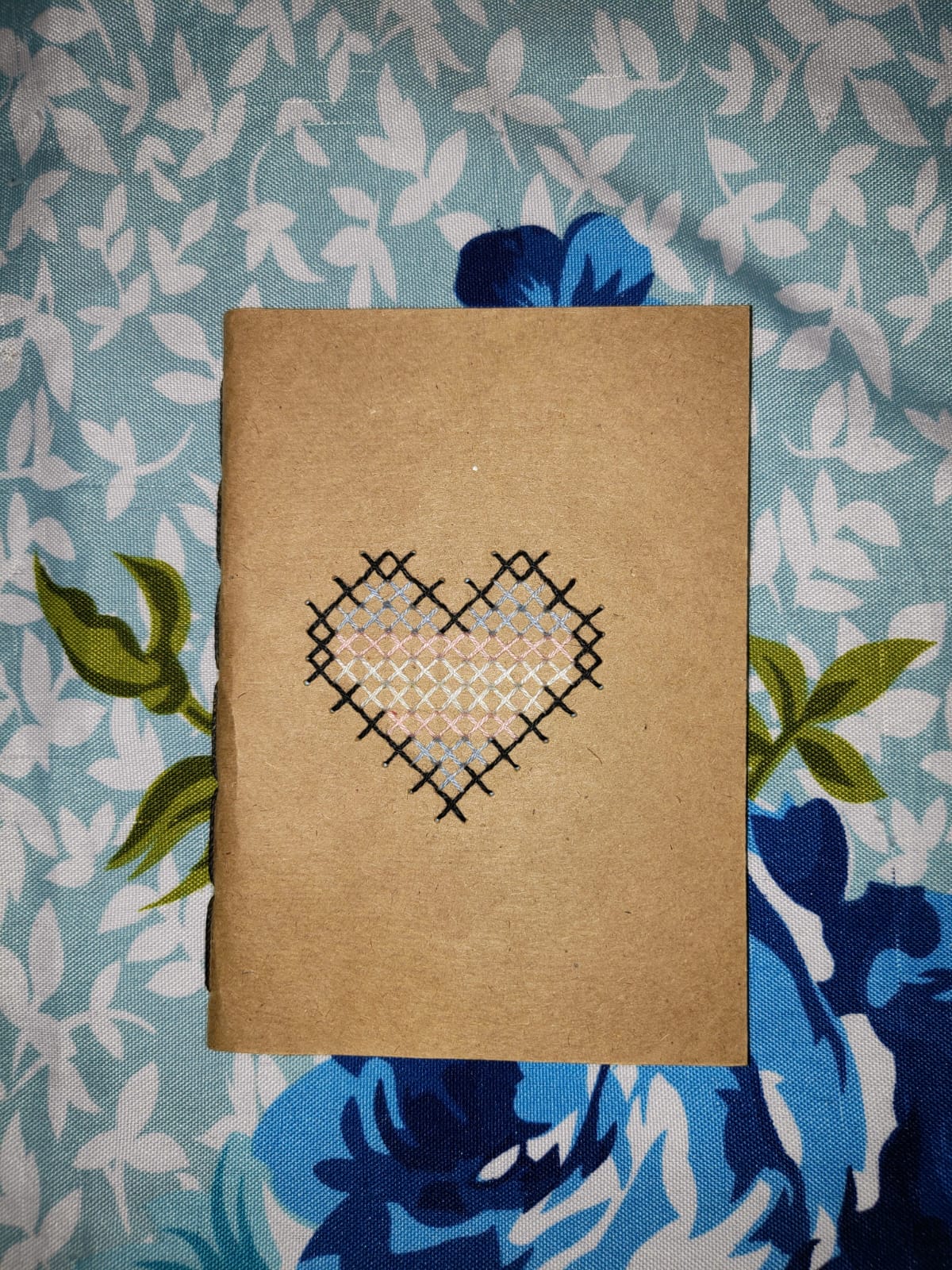 Caderno A6 bordado com 60 páginas