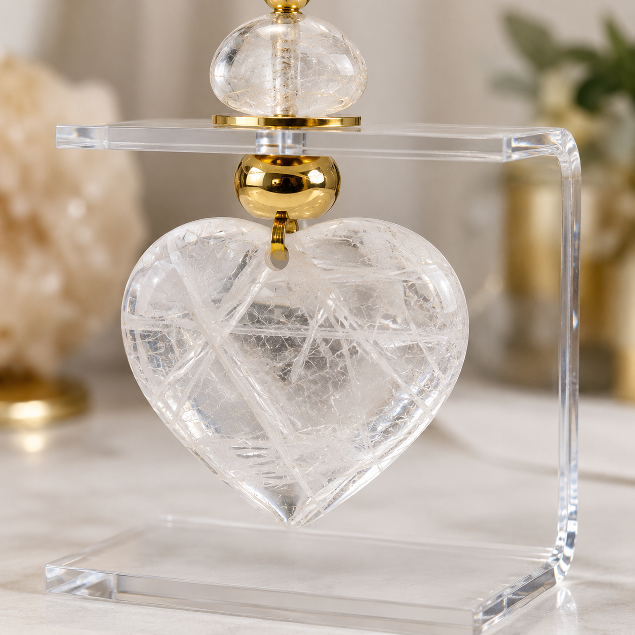 Suporte Acrílico Decorativo com Coração de Quartzo Cristal e Acabamentos Dourados