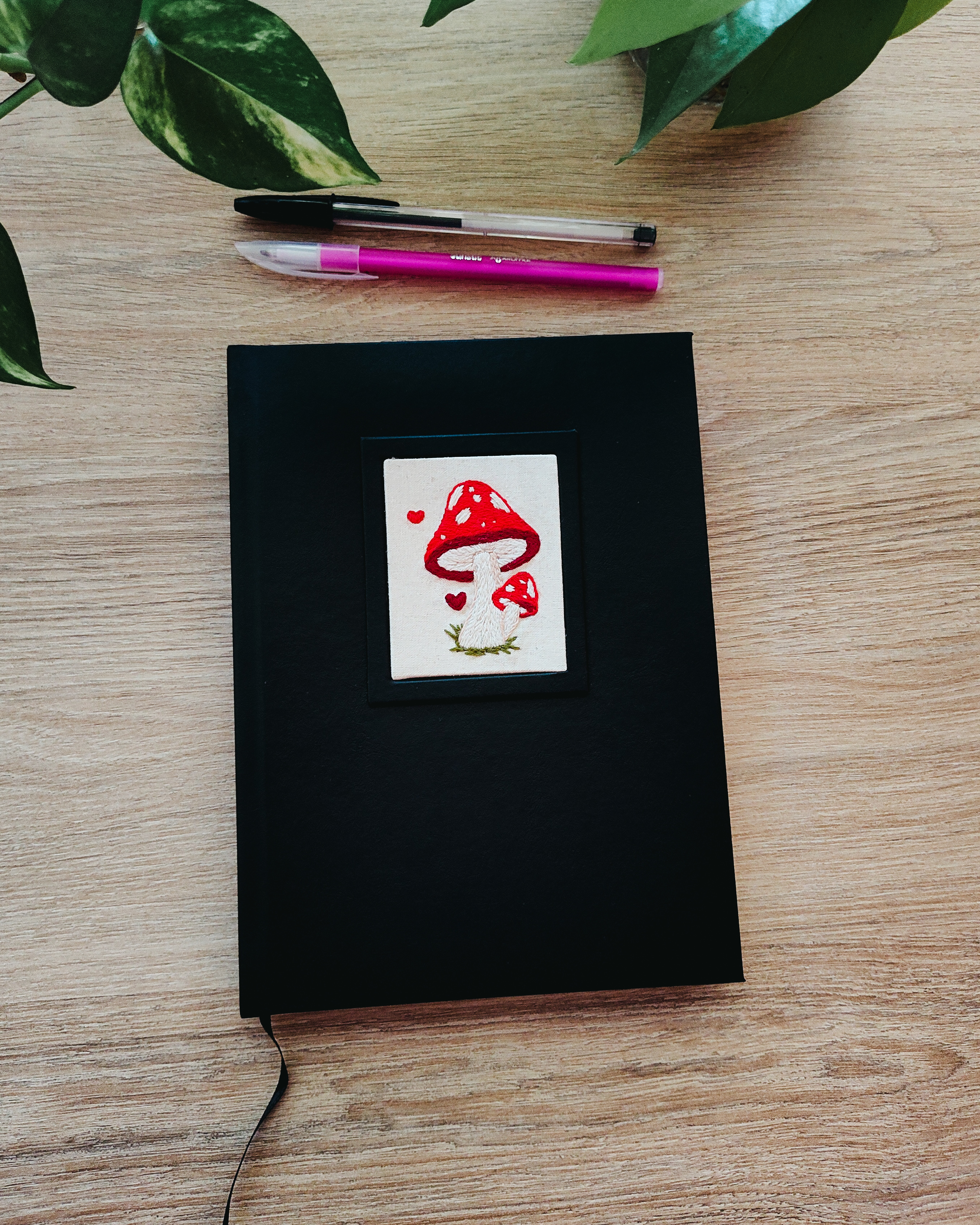 Caderno Cogumelos bordado à mão