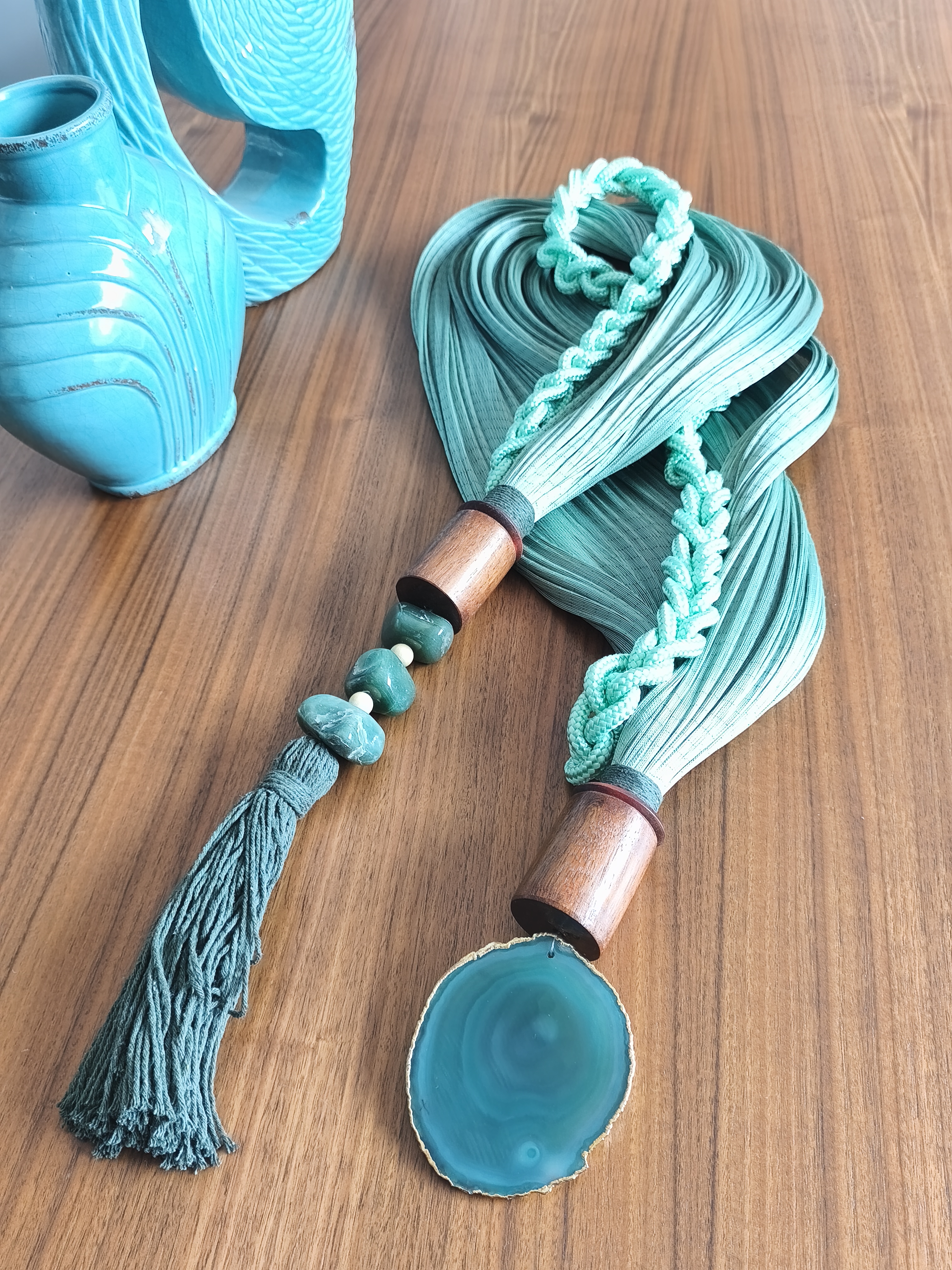 Colar Decorativo de Mesa e Parede em Macramê com Ágata Natural – Peça Artesanal Exclusiva