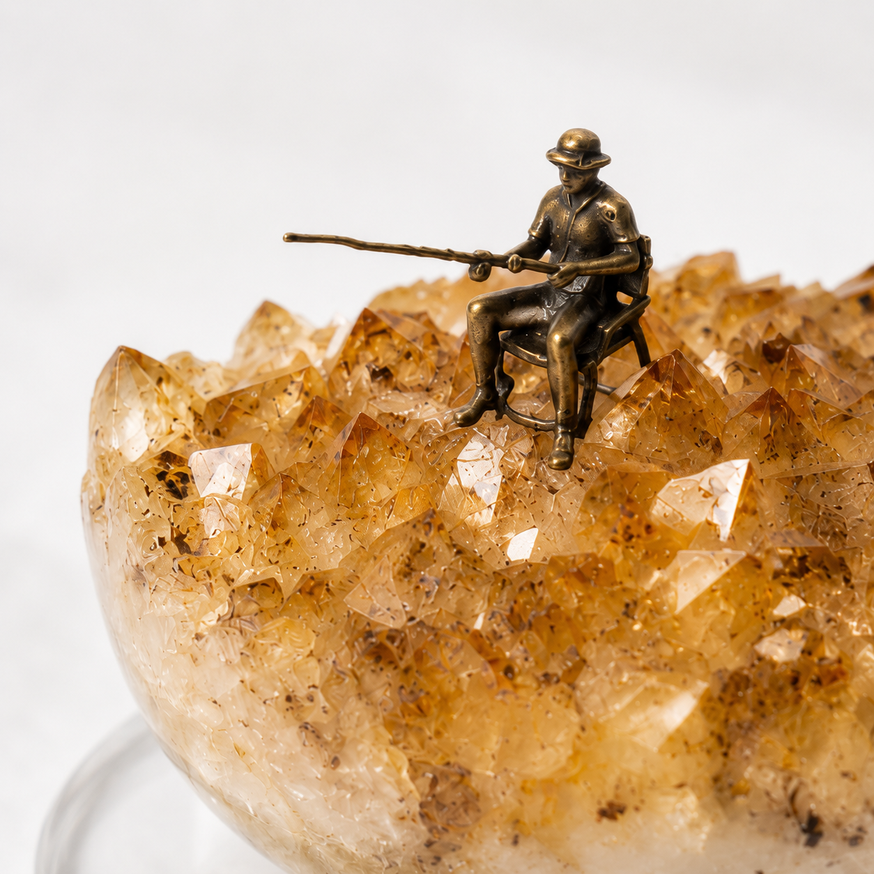Escultura Decorativa com Drusa em Citrino e Pescador em Latão – Base Acrílica
